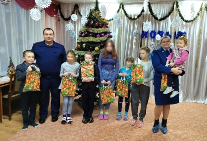 Руководитель следственного органа и прокурор района навестили воспитанников социального учреждения в городе Почепе и поздравили их с наступающим Новым годом